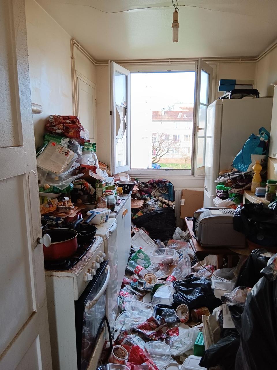 Nettoyage après accumulation compulsive : conseils d'experts pour un espace sain img 20241217 wa0040